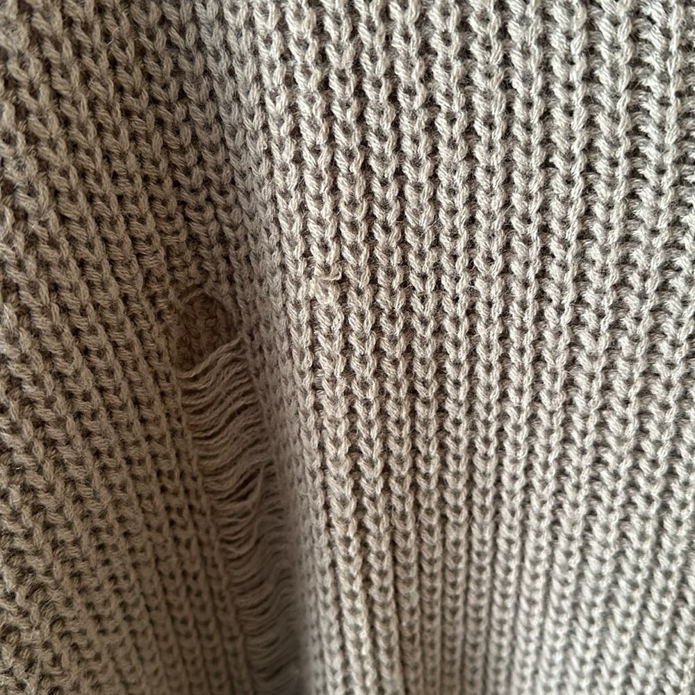 Destructed sweater - Picture 6 of 6